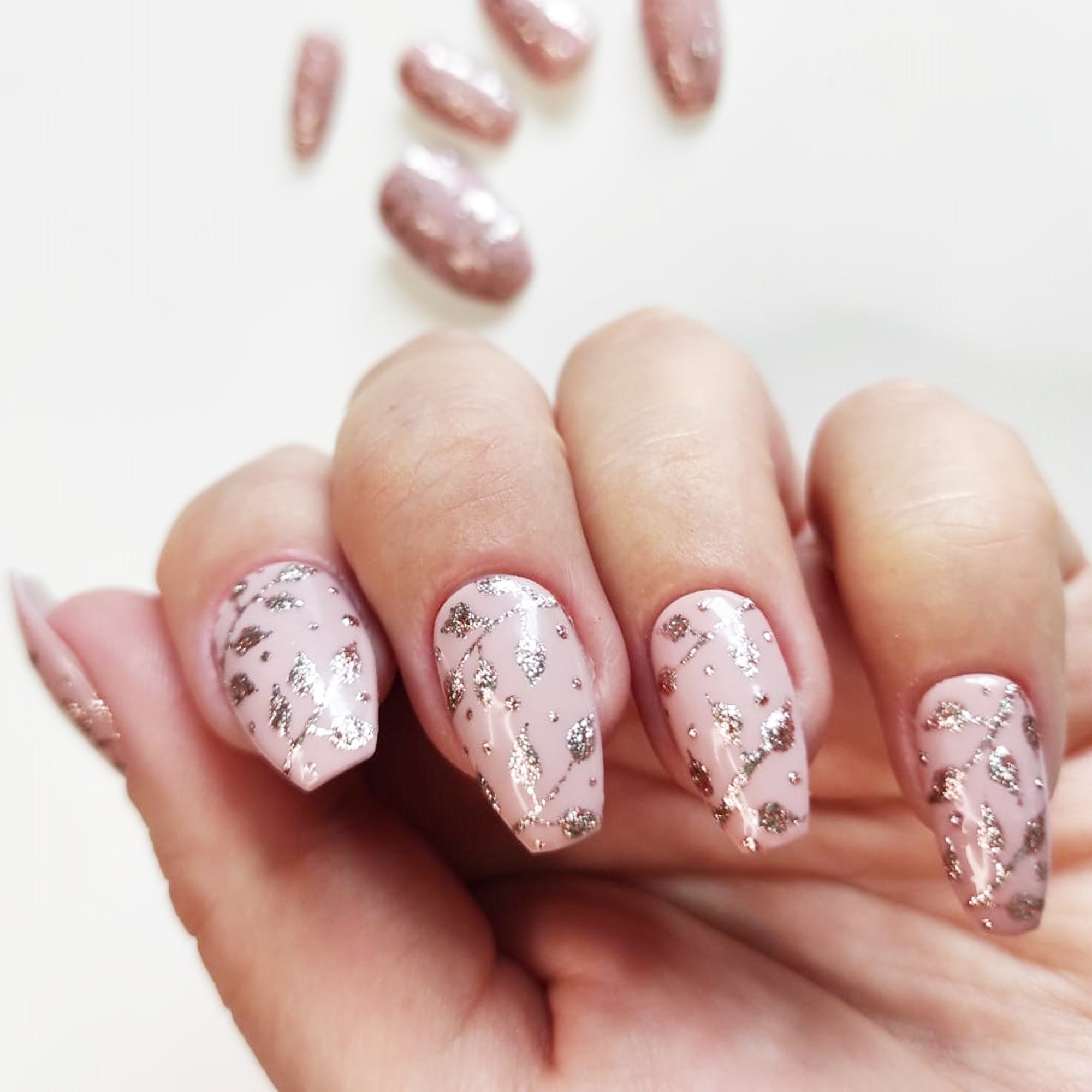 Розовая пудра со сверкающим орнаментом