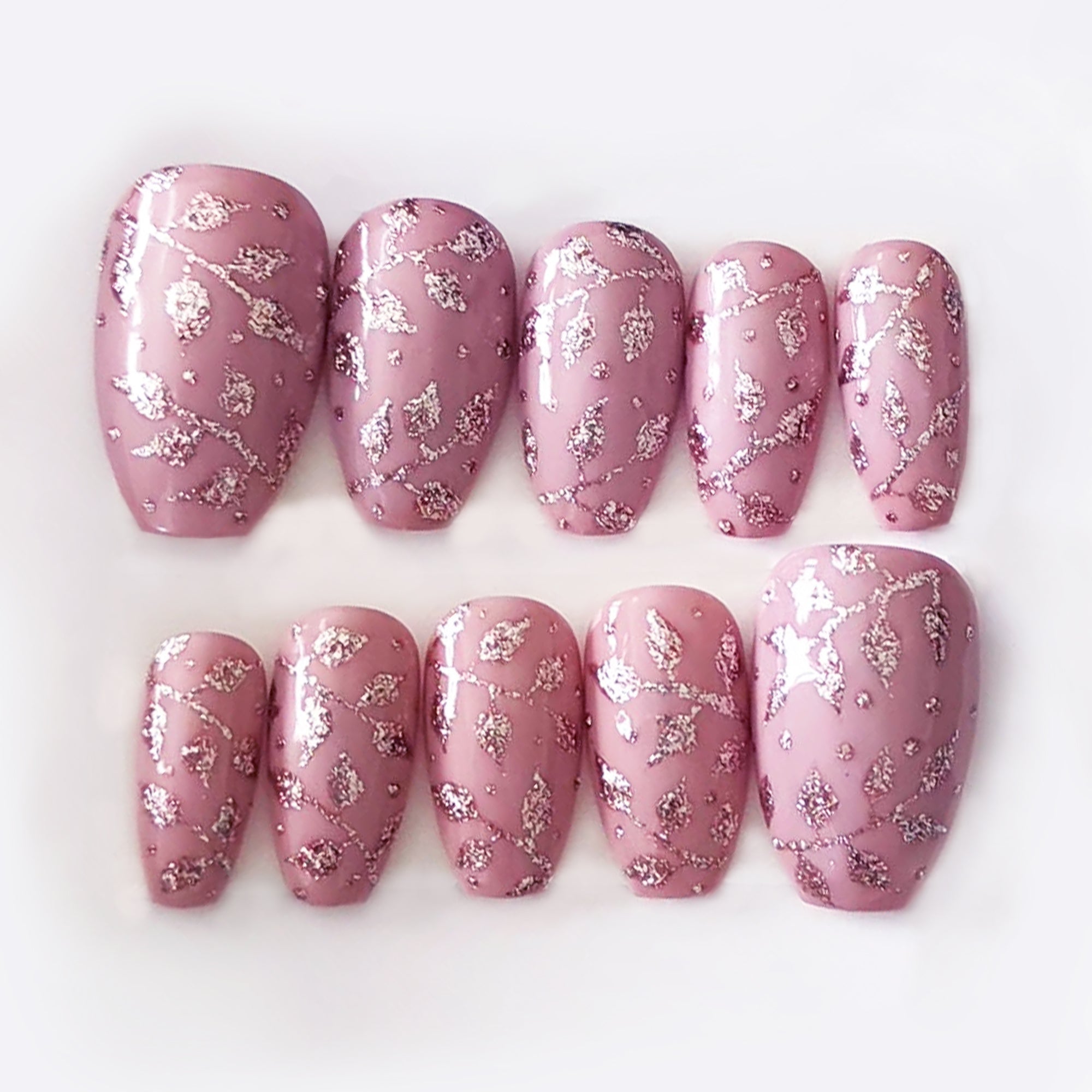 Розовая пудра со сверкающим орнаментом