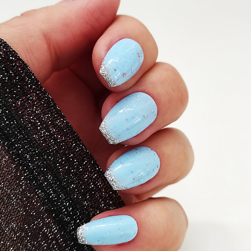 Bleu avec une pointe argentée