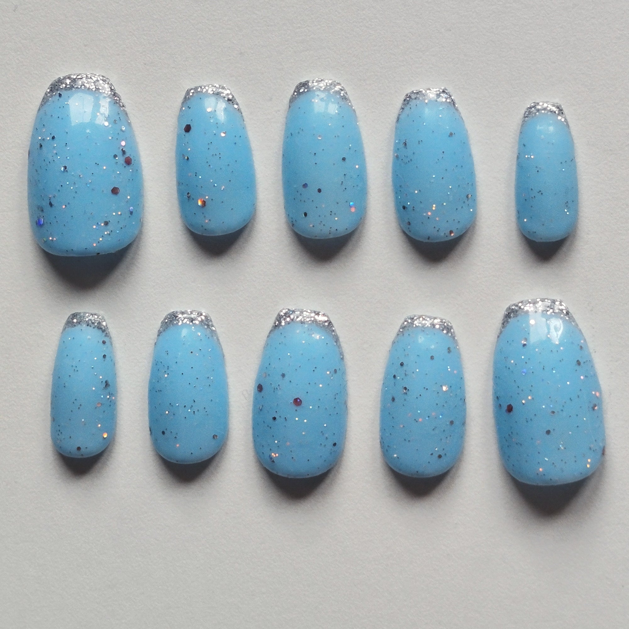 Bleu avec une pointe argentée