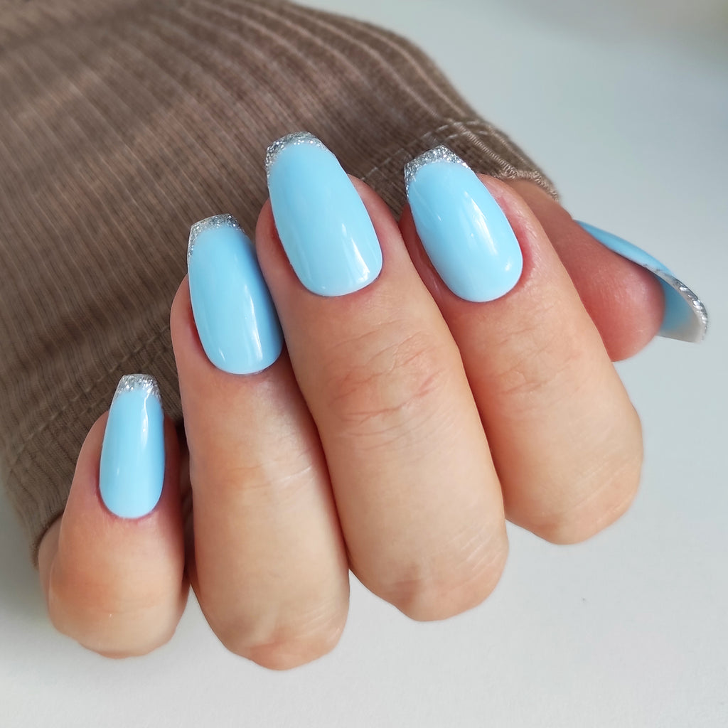 Bleu avec une pointe argentée