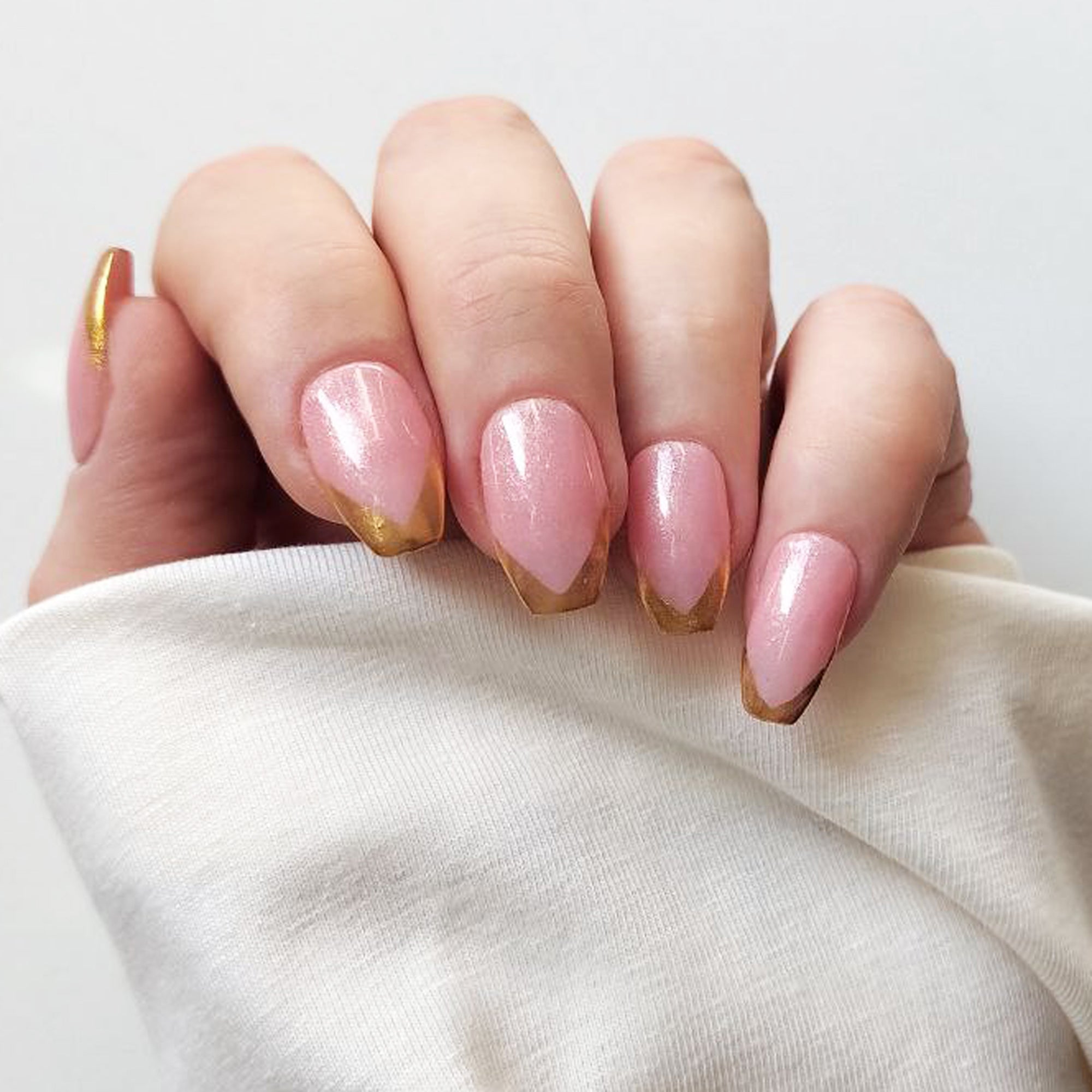 French nude rose avec de l'or